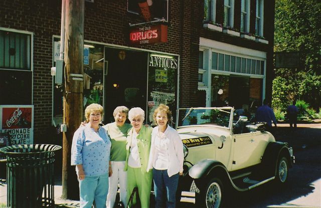 Vivian Gold, Marie Roark Helton, Naomi Roark Craig, Watha Noe Roark.jpg